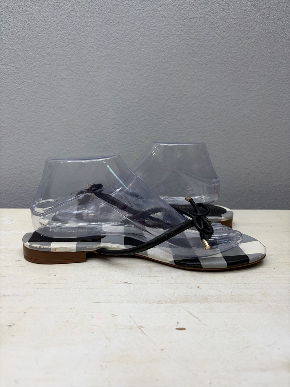 Kate Spade Black/White Mistic Thong Sandals Size 8.5 - Picture 2 of 8